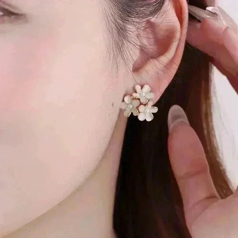 Gradient Triple Flower With Pearls Earrings